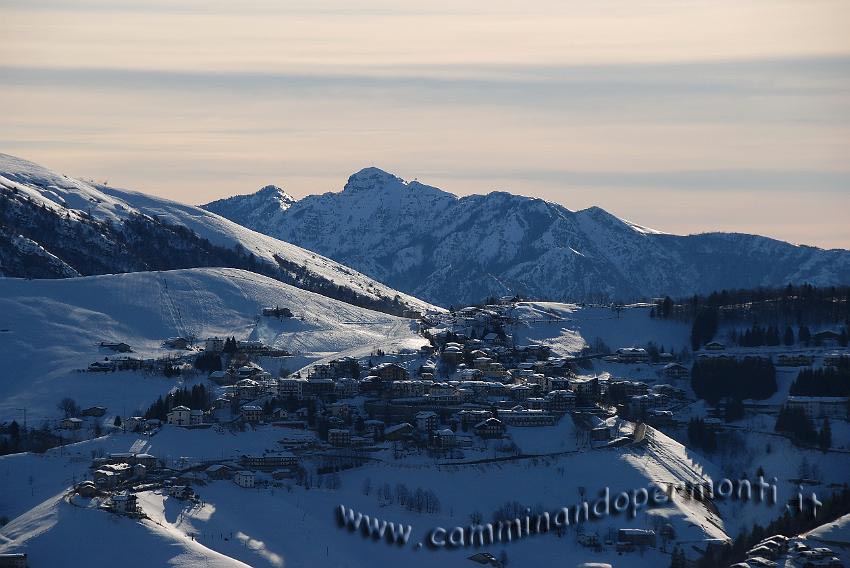 08 Zambla alta, sullo sfondo Pizzo Formico.jpg